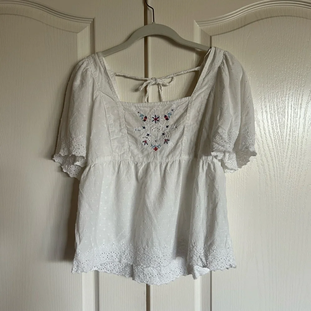 Old Navy textured Swiss Dot flutter sleeve tie back embroidered blouse small - Picture 4 of 11